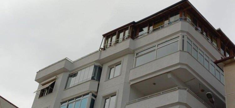 <p>26 Eylül’de Yalova Çınarcık’taki evinin terasından düşerek hayatını kaybeden Güllü’nün ölümüyle ilgili iddiaların ardı arkası kesilmiyor. </p>
