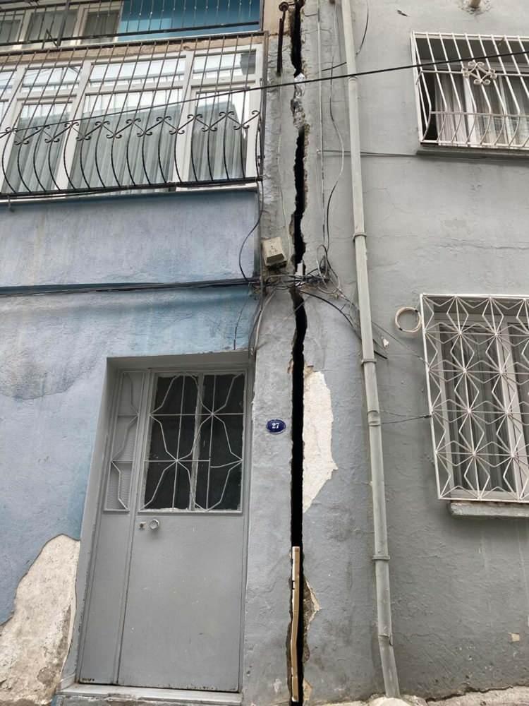 <p><span style="color:#A52A2A"><strong>"YARDIM ETMELERİ İÇİN İLLA BURADAN BİR CENAZE ÇIKMASI MI GEREKİYOR?"</strong></span></p>

<p> </p>

<p><strong>Bizlere yardım etmeleri için illa buradan bir cenaze çıkması mı gerekiyor? Belediye başkanımız bir akşam burada kalsın. Milletin halini görsün. Herkes panikatak hastası oldu."</strong></p>
