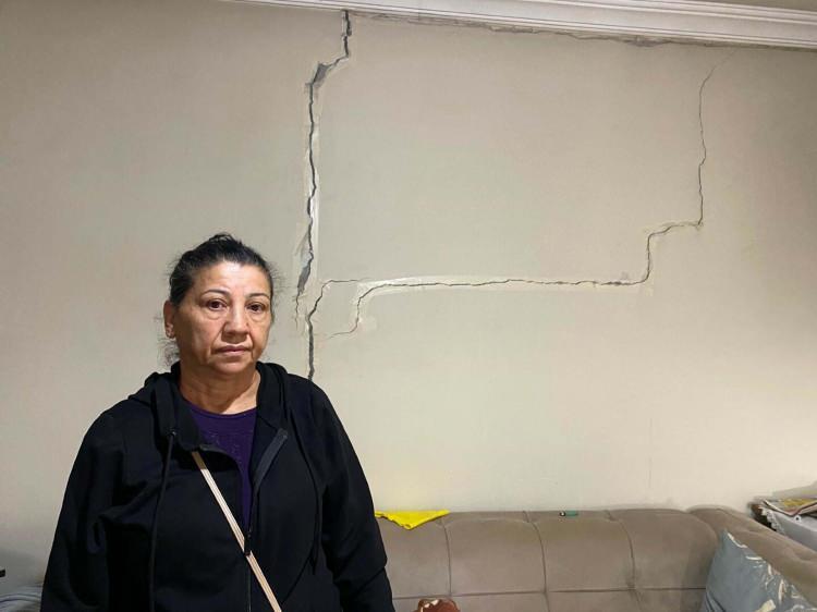 <p><span style="color:#A52A2A"><strong>"KARŞIMIZDA MUHATAP BULAMIYORUZ"</strong></span></p>

<p> </p>

<p>Mahallede yaşayan Necla Köprülü, çözüm beklediklerini belirterek, şunları söyledi: </p>

<p> </p>

<p><strong>"Bu evlerde yaşamak zorundayız. Çatlakları fareler girmesin diye bantladık. Karşımızda muhatap bulamıyoruz. Bize 1 senelik kira veriyorlar. 1 sene sonra ben ne yapacağım? Emekli maaşıyla geçinmeye çalışıyorum. </strong></p>
