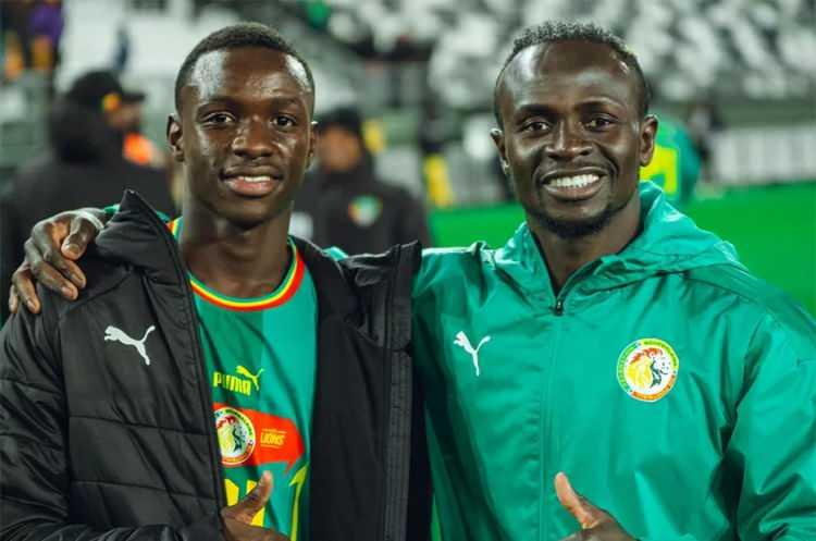 <p>Fenerbahçe'nin geçtiğimiz yaz yatırım transferi olarak kadrosuna kattığı Amara Diouf için Senegal''de çarpıcı bir haber yapıldı.</p>
