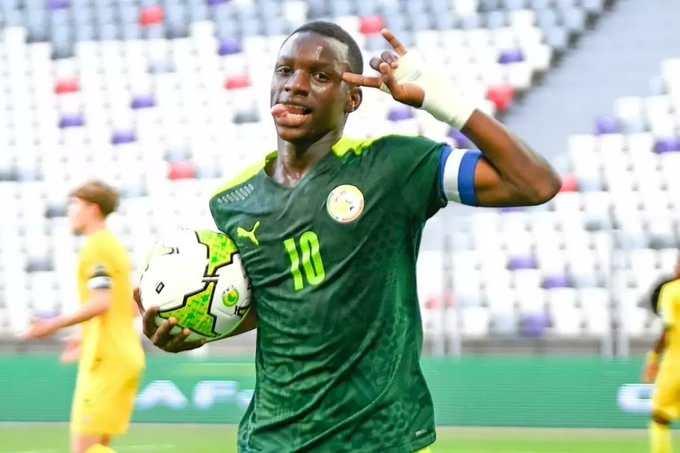 <p>Senegal basını, Fenerbahçe'ye transfer olan Amara Diouf ile ilgili bir haberi manşetlerine taşıdı ve oyuncu için 'kayıp' izlenimi uyandıracak şu ifadeleri kullandı:</p>

