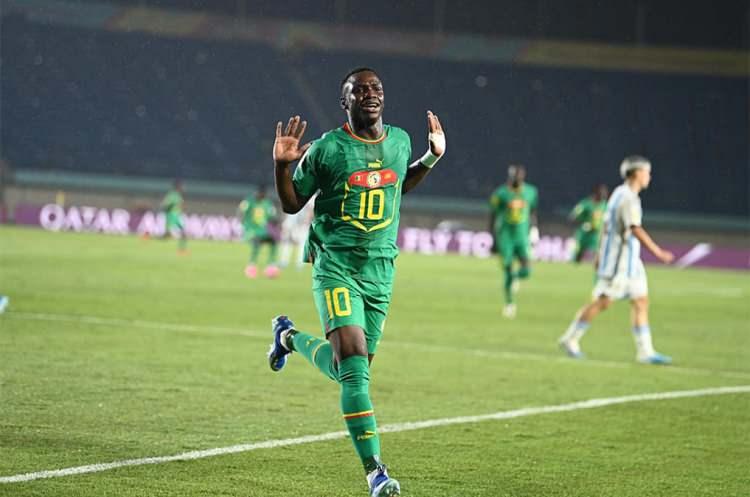 <p>Senegal futbolunun gelecekteki en büyük yıldız adaylarından biri olarak gösterilen Diouf'un ülkesinde nerede olduğu konuşulurken, genç futbolcunun Fenerbahçe ile antrenmanlara devam ettiği öğrenildi.</p>
