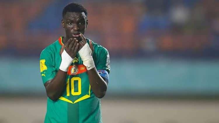 <p>Sarı-lacivertlilerin kadrosuna kattığı Amara Diouf, 17 yaşında olması nedeniyle Fenerbahçe ile profesyonel sözleşme imzalayamadı.</p>
