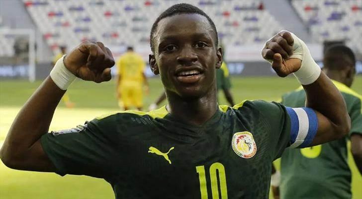 <p>Sakatlığı nedeniyle de uzun bir süredir idmanlarda yer almayan Diouf'un kısa süre önce koşu çalışmalarına başladığı belirtildi.</p>
