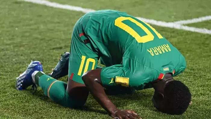 <p>Genç futbolcunun 18 yaşını doldurmasının ardından sarı-lacivertli formayı giymesi bekleniyor.</p>
