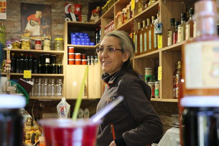 <p><span style="color:#A52A2A"><strong>"BEN KARŞIMA DÜKKAN AÇILDIĞINI SON GÜN ÖĞRENDİM"</strong></span></p>

<p> </p>

<p>Balkandere, zamanla yaşanan fikir ayrılıklarından dolayı boşanmanın çekişmeli hale geldiğini belirterek, şöyle konuştu: </p>

<p> </p>

<p><strong>"Meğer süreç içinde turşu dükkanı açılması için karşı taraftaki dükkanla ilgili anlaşmalar, sözleşmeler yapılmış. O esnada dükkanda eşim duruyordu. Ben gelmiyordum. Zor bir süreçti. Mevcut dükkanı çalıştırırken de diğer dükkanın hazırlığı yapılmış. Ben karşıma dükkan açtığını son gün öğrendim. Aynı logo ve renklerle, maskot, her şey aynı. Sadece isminde çoğul ek kullanılarak açılmış. Dükkanımı tedbir kararıyla teslim aldım. O günden beri tek başıma yürütmeye çalışıyorum."</strong></p>
