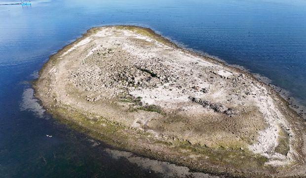 <p>Sakarya ve Kocaeli'nin içme suyunu karşılayan Sapanca Gölü'nde su seviyesinin düşmesiyle birlikte ortaya çıkan tarihi yapıda, kesme taşlar ve mermerlerin olduğu drone kamerasıyla görüldü.</p>

<p> </p>
