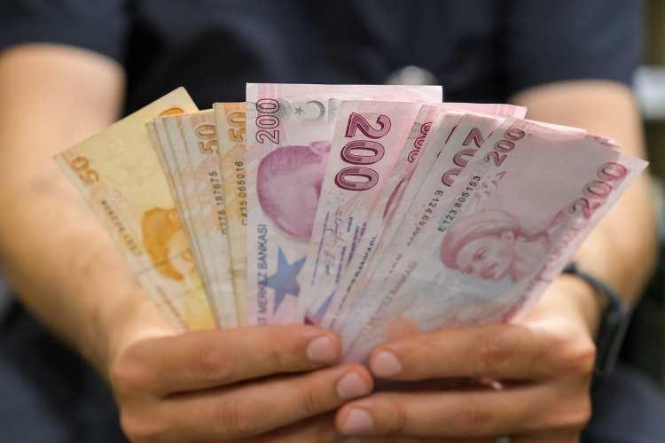 <p><strong>İŞÇİ TARAFI KOMİSYONUN YAPISININ DEĞİŞMESİNİ İSTİYOR</strong></p>

<p>İşçi tarafını temsil eden TÜRK-İŞ komisyonun yapısının değişmesini istiyor. Bu konuda işçi, işveren ve hükümet temsilcilerinden oluşan Üçlü Danışma Kurulu 'Asgari Ücret Komisyonu'nun yapısına ilişkin son toplantısını 21 Ekim'de yaptı.</p>
