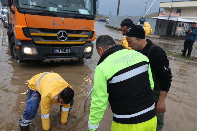 <p><span style="color:rgb(67, 67, 67)">Kent merkezinde ise yağış sonrası bazı yollarda çökme meydana geldi ve su birikintileri oluştu. Çöken yollara giren araçlar zarar gördü.</span></p>
