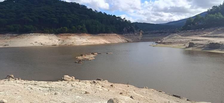 <p>Aydın'ın Çine ilçesindeki orman yangınına müdahale için havalanan yangın söndürme helikopterinin 18 Haziran 2009'da Geyik Barajı'na düşmesiyle yaşanan acı kayıp, yıllar sonra suyun geri çekilmesiyle bir kez daha hatırlandı. </p>
