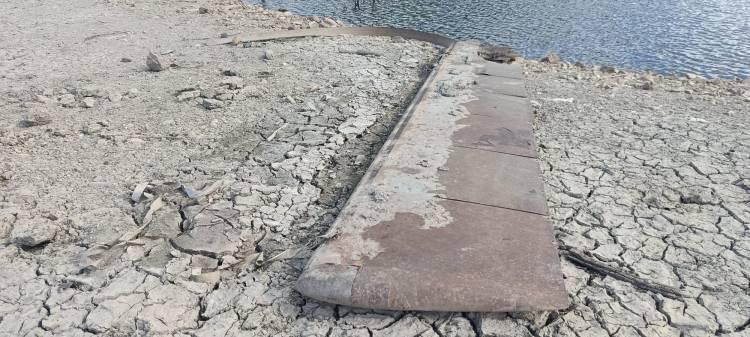 <p>Baraj seviyesinin bu yıl düşük seviyeye kadar düşmesi, yıllardır suyun altında kalan pervane parçalarını, burgu kollarını ve metal aksamları ortaya çıkardı. </p>
