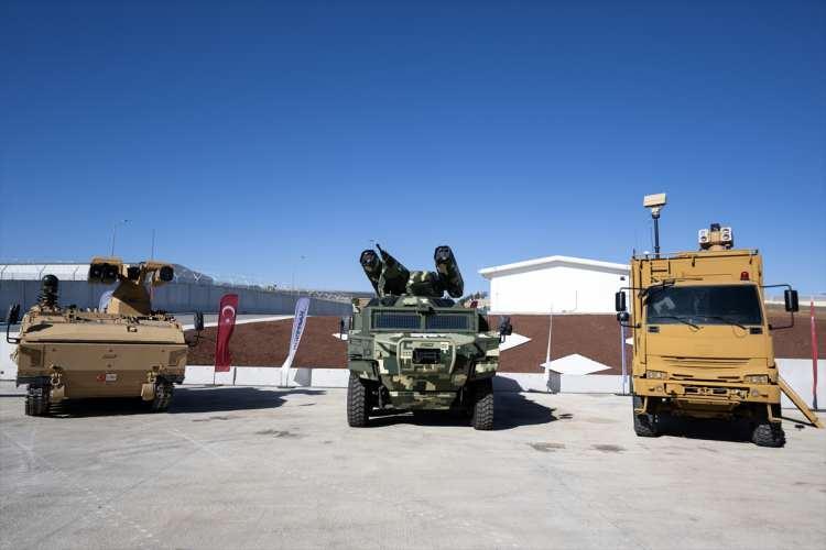 <p><strong>"Kentsel alanlar, kritik altyapı bölgeleri ve deniz ortamı dahil olmak üzere çeşitli harekat sahalarına uyum sağlayabilmesi, ALKA'nın geniş kapsamlı savunma gereksinimlerini başarıyla karşılayabilmesini sağlıyor. Ayrıca, sistemin tehdidi güvenli mesafeden patlayıcı kuvvet kullanmadan etkisiz hale getirmesi, personel ve platform güvenliğini de artırıyor.</strong></p>

<p> </p>
