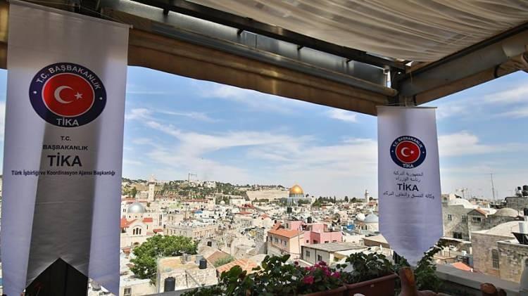 <p><span style="color:#B22222"><strong>TÜRKİYE'NİN TİKA ve STK'LAR GİBİ YUMUŞAK GÜÇLERİ KORKUTTU</strong></span></p>

<p>Her platformda katil İsrail'e karşı sert tutum sergiyileyen Erdoğan'ın Filistin davasına yönelik "kurnazca takdirini" yinelediği, Kudüs'te Türkiye destekli aktivist merkezlerin çoğaldığı belirtildi.</p>
