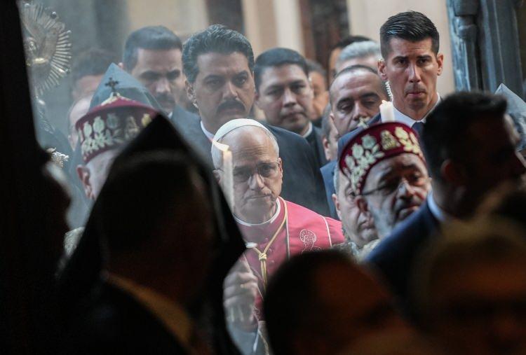 <p><span style="color:rgb(67, 67, 67)">Papa 14. Leo, buradaki konuşmasında, burayı ziyaret etmekten dolayı büyük mutluluk duyduğunu belirterek, İznik Konsili'ne atıfla birlik vurgusu yaptı.</span></p>
