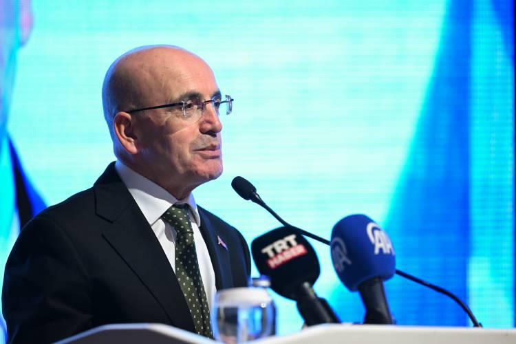 <p><strong>BAKAN ŞİMŞEK: DAHA DÜŞÜK ORANDA ARTIRMAK İÇİN ÇALIŞIYORUZ</strong></p>

<p>Konuyla ilgili açıklama yapan Hazine ve Maliye Bakanı Mehmet Şimşek, <strong>"Vergi ve harçları, yeniden değerleme oranı yerine enflasyon hedeflerini dikkate alarak daha düşük oranda artırmak için çalışmalarımızı sürdürüyoruz. Vatandaşlarımızın aleyhine bir düzenleme yapmayacağız."</strong> dedi.</p>

<p>Bakan Şimşek, <strong>"Çalışanların yararlandığı yol, yemek paralarına ilişkin istisna tutarları, engelli vatandaşlarımızın yararlandığı gelir vergisi indirimi tutarları, kira gelirlerindeki, değer artış kazançlarındaki, arızi kazançlardaki istisna tutarları gibi çok sayıda istisna da yeniden değerleme oranıyla artırılacak"</strong> açıklamasını yaptı.</p>
