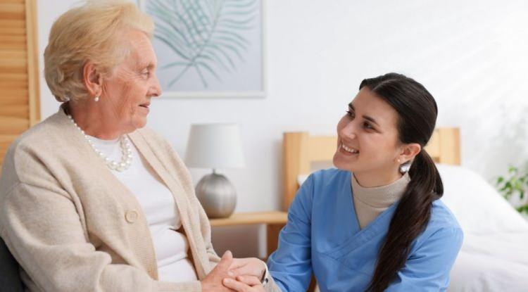 <p><span style="color:#FF0000"><strong>EVDE SAĞLIK VE KİŞİSEL BAKIM ASİSTANLARI</strong></span></p>

<p><strong>Dünya nüfusunun yaşlanmasıyla birlikte evde bakım hizmetlerine olan talep artış gösteriyor. Evde sağlık ve kişisel bakım asistanları, evlerde, huzurevlerinde ya da bakım merkezlerinde temel sağlık kontrollerini ve ilaç düzenini takip ediyor.</strong></p>
