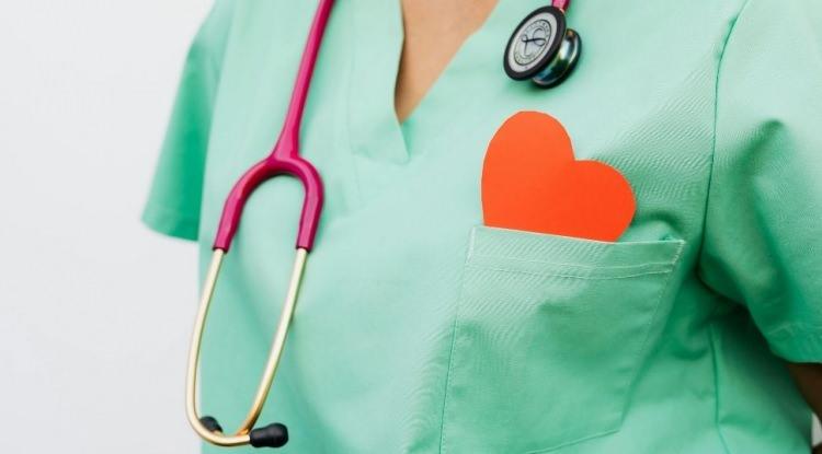 <p><span style="color:#FF0000"><strong>HEMŞİRELİK</strong></span></p>

<p><strong>Sağlık alanını temsil eden meslekler, 2026 yılında da önemli bir rol üstleniyor. Özellikle pandemi sürecinde 'kahraman meslek' olarak anılan hemşirelik, pek çok farklı ortamda çalışma imkanı sunuyor.</strong></p>
