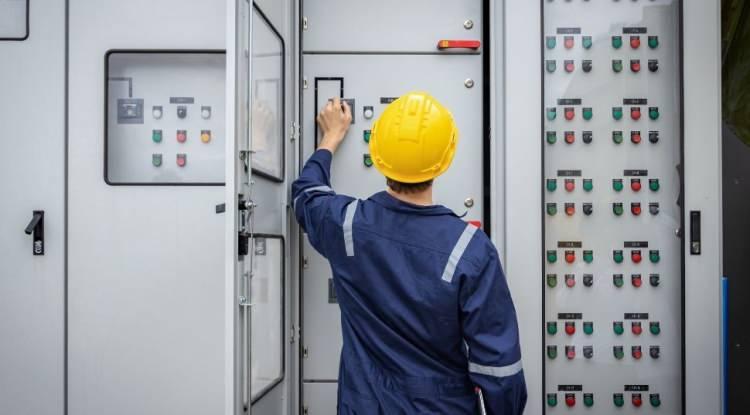 <p><span style="color:#FF0000"><strong>ELEKTRİK TEKNİSYENİ</strong></span></p>

<p><strong>Elektrik sistemleri ile ekipmanların arıza tespitini yapmak ve elektrik donanımlarının kontrol, bakım veya onarımını sağlamaktan sorumlu olan elektrik teknisyenleri, geniş görev yelpazesiyle 2026'nın mesleklerinden biri.</strong></p>
