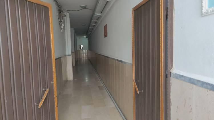 <p><span style="color:#A52A2A"><strong>ÇOCUK KANEPEDE, ANNE VE BABA ODANIN ORTASINDA BULUNDU </strong></span></p>

<p> </p>

<p>Samyeli'nin cansız bedeninin kanepede, anne ve babasının ise odanın ortasında olduğu olayda, <span style="color:#A52A2A"><strong><em>cinayet ihtimali üzerinde duran İl Emniyet Müdürlüğü'nce özel ekip kuruldu.</em></strong></span></p>

<p> </p>

<p>İlçedeki bütün Kent Güvelik Yönetim Sistemi (KGYS) ve güvenlik kameraları incelemeye alındı.</p>
