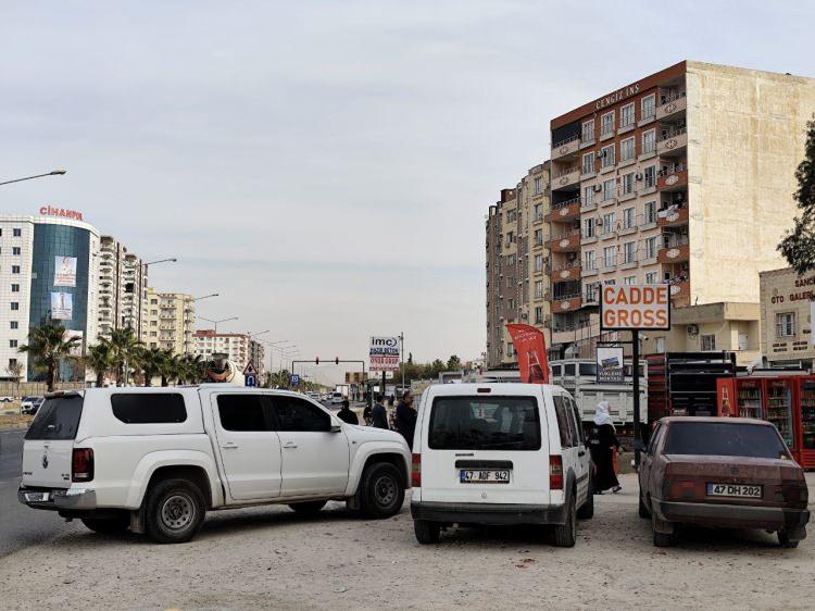 <p>İhbarla adrese sağlık ve polis ekipleri sevk edildi. Kontrolde 3 kişinin hayatını kaybettiği belirlendi.</p>
