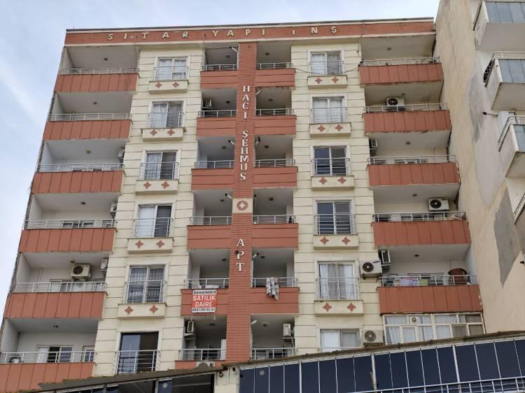 <p><span style="color:#A52A2A"><strong>SİLAH BULUNAMADI </strong></span></p>

<p> </p>

<p>Olay yeri incelemesinde;<span style="color:rgb(165, 42, 42)"><strong><em> olayda kullanıldığı değerlendirilen silahın evde bulunmadığı ortaya çıktı.</em></strong></span></p>

<p> </p>

<p>Evde boğuşma izine rastlanmazken, kapıda zorlanma olmadığı da belirlendi.</p>
