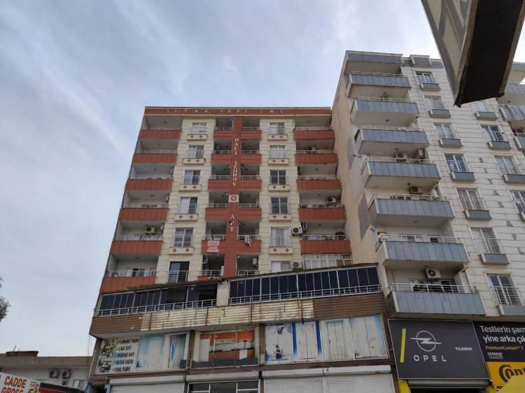 <p>Olay, dün 01.00 sıralarında Kızıltepe ilçesi Turgut Özal Mahallesi Mardin Caddesi'ndeki Hacı Şehmus Can Apartmanı'nın 2'nci katındaki dairede meydana geldi.</p>
