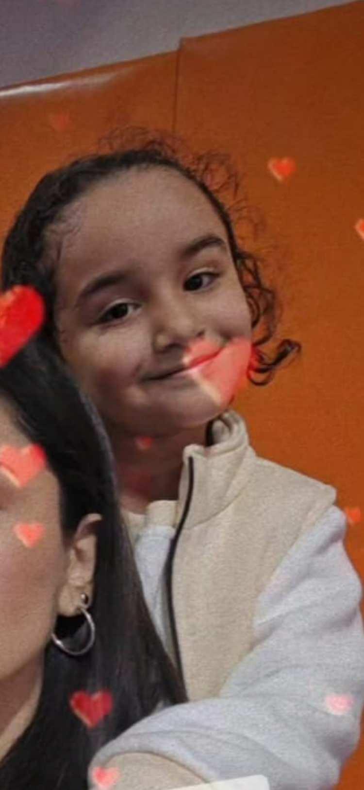 <p>Samyeli'nin cansız bedeninin kanepede, anne ve babasının ise odanın ortasında olduğu tespit edildi. </p>
