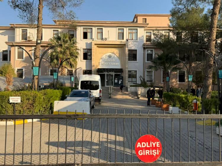 <p><span style="color:#A52A2A"><strong>"YAKLAŞIK 10 YILDIR GÖRÜŞÜYORUZ"</strong></span></p>

<p> </p>

<p>Tutuklanan komşu M.C.'nin de savcılık ifadesi ortaya çıktı. M.C., ifadesinde; şunları söyledi:</p>

<p> </p>

<p><strong>"Mehmet benim komşum olur. Yaklaşık 10 yıldır görüşüyoruz. Mehmet,<span style="color:#A52A2A"><em> benden kendisine tabanca bulmamı istedi. </em></span>Ben de yaklaşık 10 gün önce çiçekçi olan bir arkadaştan 17 bin TL'ye 1 adet tabanca temin ettim. </strong></p>

<p> </p>

<p><strong>Bir gün sonra Mehmet'e verdim. Mehmet'in neden benden tabanca istediğini bilmiyorum. Pazartesi, 24 Kasım'da Mehmet, gündüz saatlerinde beni çağırdı ve anten tamir edeceğimizi söyledi. Anteni tamir ettik. </strong></p>

<p> </p>

<p><strong>Mehmet, ikametine çay kahve içmeye davet etti. <span style="color:#A52A2A"><em>İkametine girmeden önce bana içerisinde 2 altın bilezik, 2 yüzük ve 1 küpe, bir miktar nakit para ile saat ve tespih olan poşeti verdi.</em></span> Neden verdiğini sorduğunda <span style="color:#A52A2A"><em>'Hediyem olsun' dedi.</em></span> Sonrasında ikamete girdik, çay kahve içtik, muhabbet ettik. </strong></p>

<p> </p>

<p><strong>Mehmet'i yine ismi Mehmet olan bir kişi aradı ve bir bayanın geleceğini, bayanı Urfa'dan alıp Diyarbakır'a götürmesini istedi, Mehmet de kabul etti. <span style="color:#A52A2A"><em>Sonrasında kabul ettiği için eşi Berna ile tartışma yaşadı. Sonra tartışma sonlandı. </em></span>Biz sohbetimize devam ettik. </strong></p>

<p> </p>

<p><strong>Sonra birden Mehmet, sırt kısmından benim ona aldığım tabancayı çıkartıp, sol eline alarak karşı kanepenin önünde yerde oturan laptopuna bakan <span style="color:#A52A2A"><em>Berna'ya bir el ateş etti. Sonra kızı, 'Baba ne yapıyorsun' dedi. Mehmet bu sefer kızına 1 el ateş etti. </em></span>Ben de 'Mehmet abi ne yapıyorsun' dedim. Bana 'Konuşursan seni öldürecekler' dedi. Sonrasında kendini vurdu."</strong></p>

<p> </p>

<p><span style="color:#A52A2A"><em><strong>KAYNAK: DHA </strong></em></span></p>
