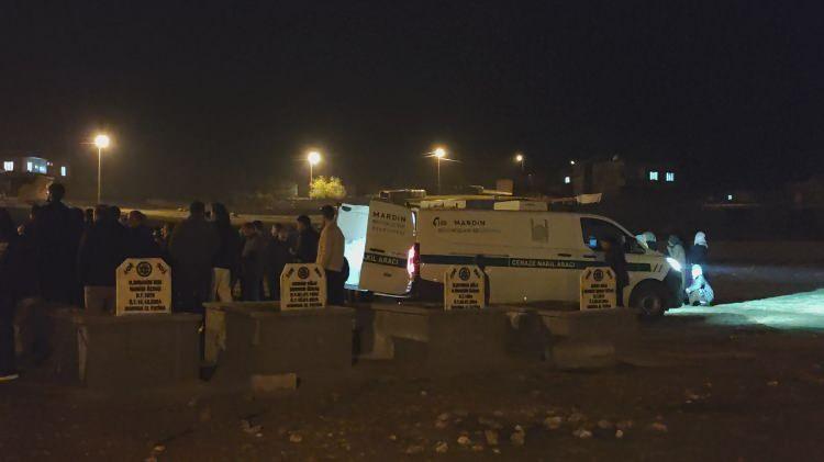 <p><span style="color:rgb(165, 42, 42)"><strong>ANNE KIZ YAN YAN TOPRAĞA VERİLDİ</strong></span></p>

<p> </p>

<p>Berna Kaya ile kızı Samyeli Kaya'nın cenazeleri, Van'ın Tuşba ilçesine bağlı Akköprü Mezarlığı'nda yan yana toprağa verildi.</p>
