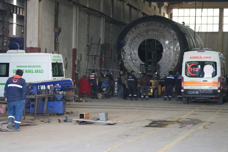 <p>Kırıkkale’deki bir fabrikada 3 tonluk sac levhasının altında kalarak hayatını kaybeden iki işçinin ölümüne ilişkin yürütülen soruşturmada işletme sahibi, işletme müdürü ve işletme şefi, gözaltına alındı.</p>

<p> </p>
