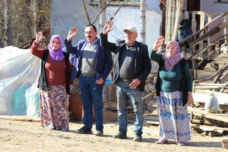 <p> Yozgat'ın Kadışehri ilçesinde yaşayan kardeşler kendi ifadeleriyle akılları erdiği günden beri birbirinden ayrılmıyor.</p>
