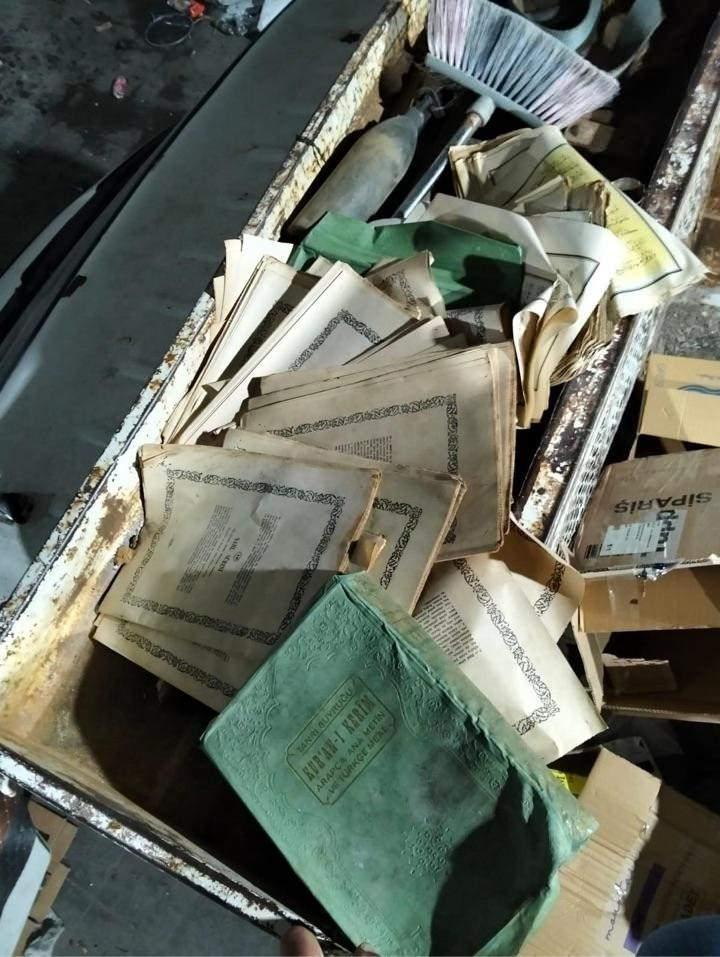 <p> Ordu Valiliğinden yapılan açıklamada, yapılan çevre araştırması ve kamera incelemelerinde, Kur'an-ı Kerim ve meal sayfalarının geri dönüşüm merkezine kağıt ve karton taşıyan bir araçtan sürücülerin dikkatsizliği nedeniyle yola savrulduğu tespit edildiği belirtildi.</p>
