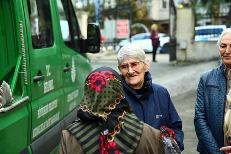<p>Bir süredir çeşitli sağlık sorunlarıyla mücadele ettiği öne sürülen 78 yaşındaki Ali Başak Karatay, 25 Kasım günü hayatını kaybetti. Karatay için bugün Moda Camii'nde düzenlenen cenaze töreninde ailesi ve yakın dostları yalnız bırakmadı.</p>
