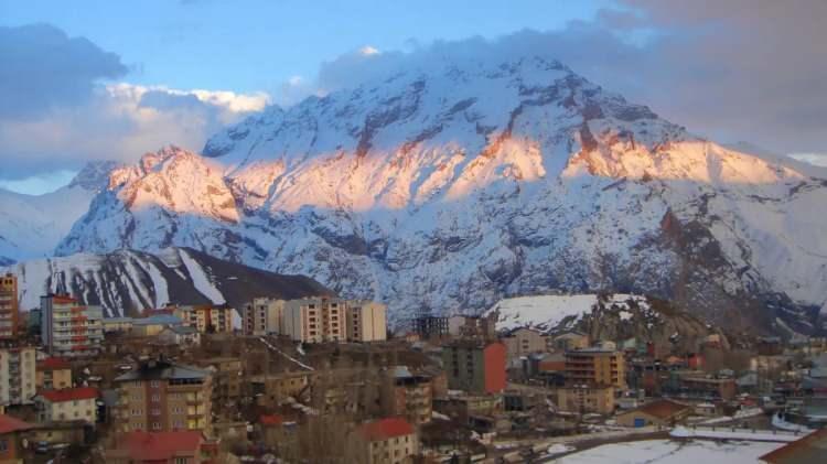 <p><strong>8. Hakkari</strong></p>

<p> </p>

<p>Ulaşım projeleri ve ticaret hattındaki hareketlilik fiyatları artırdı.</p>

<p> </p>
