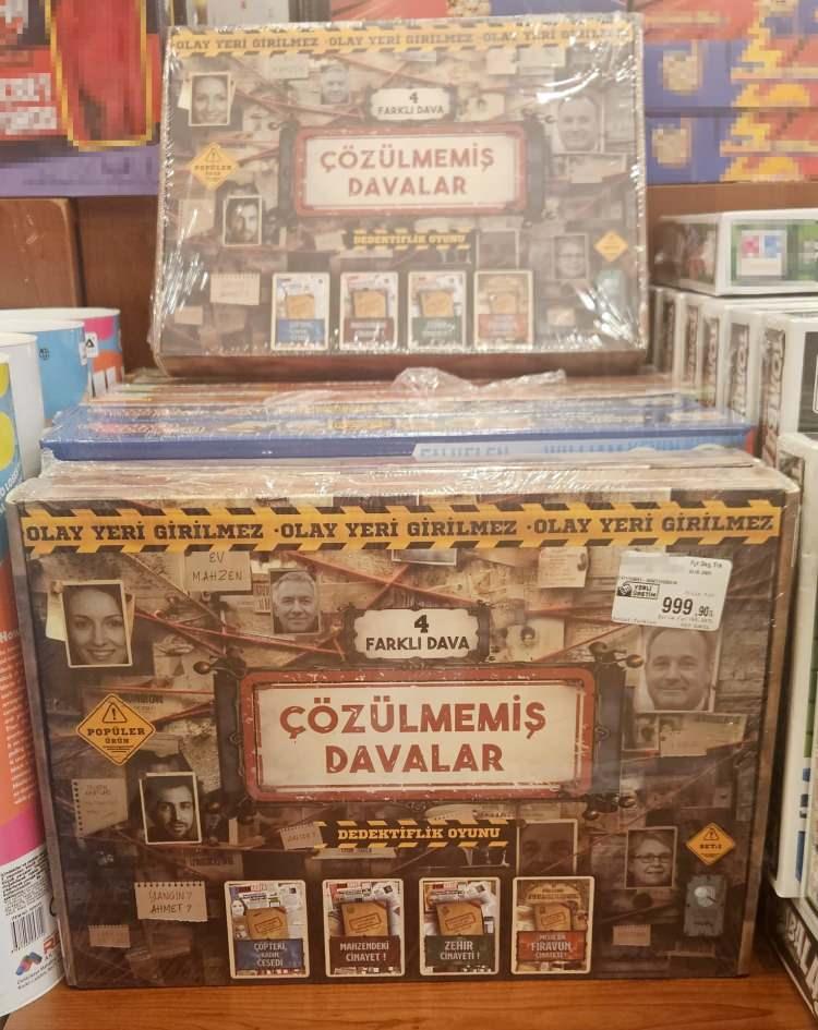 <p>Oyuncakçı, kitabevi ve kırtasiyeler ile internet üzerinden satışı yapılan 'Çözülmemiş Davalar' adı altındaki oyun serisi, çeşitli cinayet senaryolarını içeriyor.</p>

<p> </p>

<p><span style="color:#B22222"><strong>KONULAR ÜRPERTİCİ VE TRAVMATİZE EDİCİ</strong></span></p>

<p> </p>

<p>Çeşitli firmalar tarafından hazırlanan bu oyunların, özellikle oyuncak satışı yapılan mağazalarda satışa sunulması dikkati çekti. Bir firmaya ait dava dosyası şeklindeki oyunların isimleri 'Çöpteki Kadın Cesedi, Mahzendeki Cinayet, Akıl Hastanesi, Düğün Günü Cinayeti, Seri Katil Davası, Mısır'da Firavun Cinayeti, Zehir Cinayeti, Kanlı Para Cinayeti' şeklinde sıralanıyor. Başka bir firmanın 'Psikopat Davası, Arınma Gecesi Davası' gibi oyunları var. Başka firmaların da 'Kanlı Sevgililer Günü', 'Kanlı Aile', 'Bir Arazi 4 Ceset', 'Balayında Cinayet', 'Sahnede Cinayet', 'Derede Cinayet', 'Şarkıcı Cinayeti' adlı oyunları, kurgu isimlerdeki çeşitli kişilerin şüpheli ölüm olaylarını içeriyor.</p>
