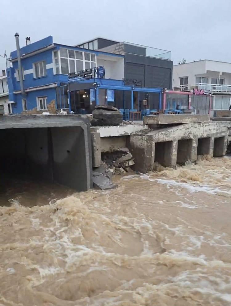 <p><span style="color:rgb(67, 67, 67)">Ortalamanın üzerinde yağış alan kıyı ilçelerinde sokak ve yollarda su birikintileri oluştu.</span></p>
