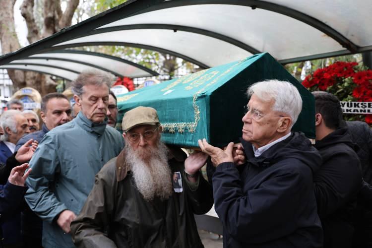 <p>Taziyeleri kabul eden Canan Karatay duygularını, "47 yıllık eşimi, hayat arkadaşımı kaybettim. Nurlar içinde yatsın, yeri cennet olsun. Arayan, soran, haber gönderen ve destek olan herkese çok teşekkür ediyorum, geride kalan herkese sağlık ve mutluluk diliyorum" sözleriyle ifade etti.</p>
