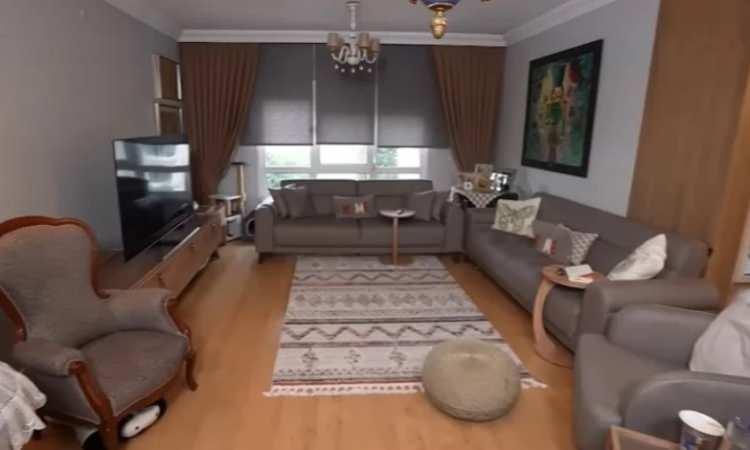 <p><strong>Salonunda kahve ve sıcak tonlar kullanmayı tercih eden ünlü oyuncu, toprak tonlarında koltuk takımı, aynı renklerde stor ve perdelerle uyumlu bir görünüm yakalamış. Avize ve kilimde dahi toprak tonlarından vazgeçmeyen Erbulak, köşede duran sehpanın üzerinde ise aile fotoğrafları ve dantel detayları sergilemeyi tercih etmiş.</strong></p>
