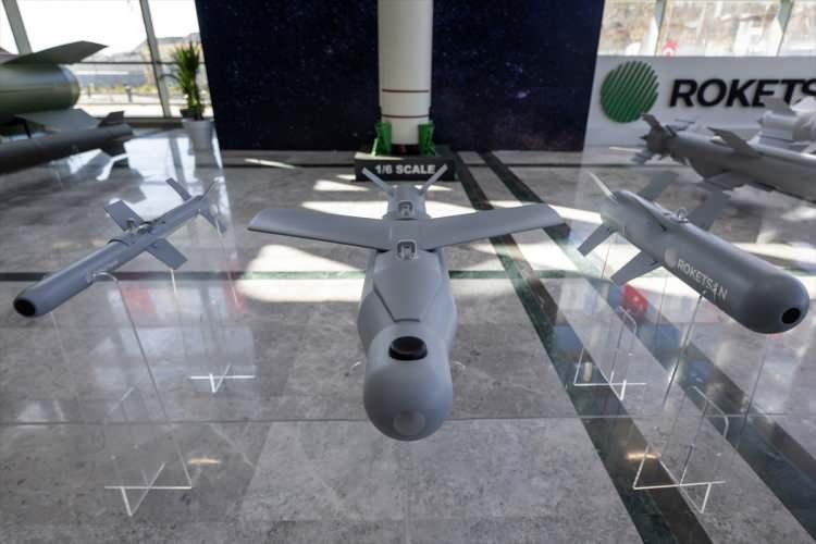 <p><strong>ALKA'nın çok amaçlı yapısı ve her hava şartında görev icra edebilmesi, modern savunma ihtiyaçlarına bütüncül ve sürdürülebilir bir yaklaşım sunarken, yüksek değerli varlıklar, kritik altyapılar ve personelin korunmasında ALKA'yı vazgeçilmez bir unsur haline getiriyor. ALKA'nın maksimum hassasiyetle ve minimum riskle asimetrik tehditleri etkisiz hale getirme kapasitesi, sistemin ileri savunma stratejilerinin temel taşlarından biri olma potansiyelini gösteriyor.</strong></p>

<p> </p>
