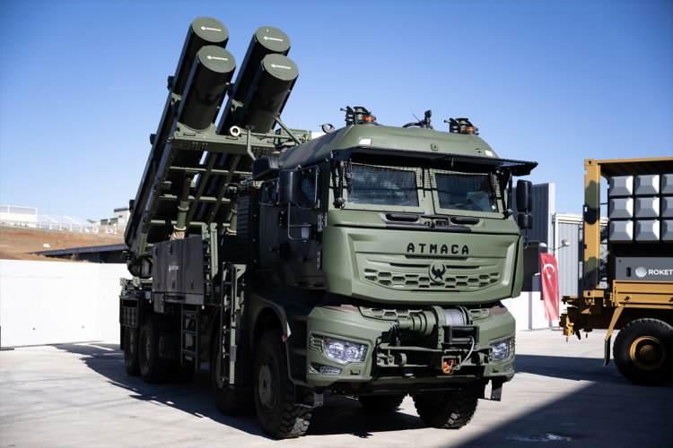 <p>Bu alanda ülkenin ulaştığı en son noktayı simgeleyen Türkiye'nin en uzun menzilli ve milli imkanlarla üretilmiş balistik füzesi ünvanını taşıyan TAYFUN'un çeşitli varyantları üzerinde test faaliyetlerini ve seri üretim çalışmalarını aralıksız sürdürdüklerini vurgulayan İkinci, şöyle konuştu:</p>

<p> </p>
