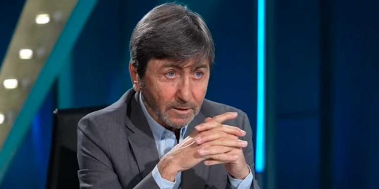 <p>"Bir de Arda'nın ikinci sarı kartı var değil mi? Uğurcan'ın ayağına basılmasına neden göstermedi o zaman? Golü kim attı. Faulü yapan kırmızı kart görmesi gereken Promise attı."</p>
