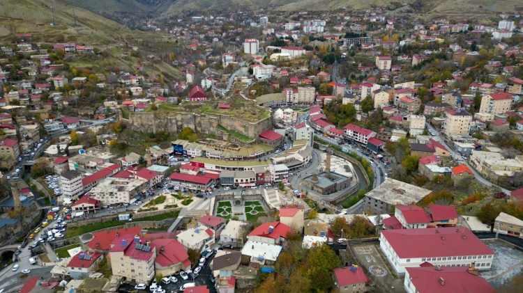 <p><strong>5. Bitlis</strong></p>

<p> </p>

<p>Konut ve arazi yatırımlarındaki yoğunluk güçlü bir ivme yarattı.</p>

<p> </p>
