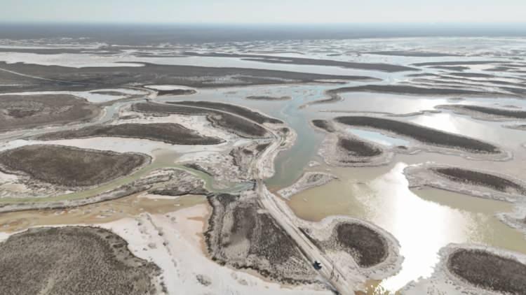 <p>İklim değişikliği, tarım arazilerinin vahşi sulaması, bölgedeki 200 bin civarındaki su kuyusu bulunmasıyla birlikte yağmur ve kar yağışlarının da az olması Tuz Gölü'nü hızla küçültmeye devam ediyor.</p>
