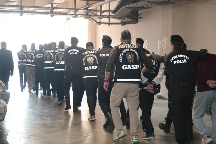 <p>"Nitelikli yağma, kişiyi hürriyetinden yoksun kılma, tehdit ve hakaret" suçlarından adli makamlara sevk edilen şüphelilerden 16'sı tutuklandı.</p>
