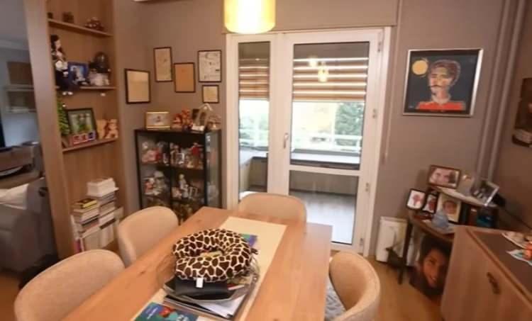 <p><strong>Yemek bölümünde duvarı tamamen kaplayan çerçeveler ve tablolar kullanan ünlü oyuncu, buraya dinamik bir hava katmış.</strong></p>
