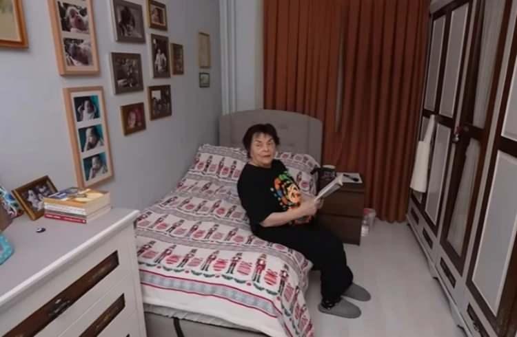 <p><strong>Öte yandan ünlü oyuncunun kendisi gibi oyuncu olan annesi Füsun Erbulak'ın odası, programın en dikkat çeken anı oldu. Usta oyuncu Füsun Erbulak, sohbete kısa süreli katılarak hatıralarla dolu özel odasını izleyenlerle paylaştı.</strong></p>
