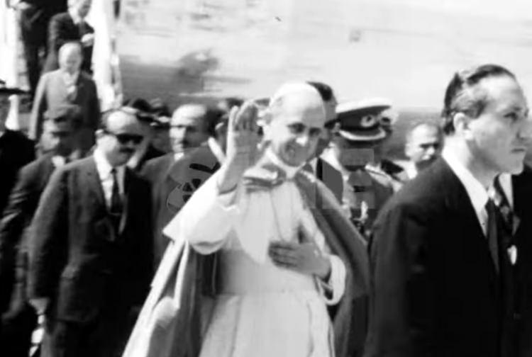 <p>Sinema Genel Müdürlüğü'nün arşivinden çıkarılıp paylaşılan görüntülerde; Papa'nın uçaktan inmesi, karşılanması, vatandaşları selamlaması, Ayasofya ziyareti ile diğer ziyaret ve görüşmelerine ilişkin görüntüler yer aldı.</p>

<p>Sinema Genel Müdürlüğü, söz konusu görüntüleri, <strong><em>"Papa 6'ncı Paulus’un 1967’deki Türkiye ziyareti, dönemin en önemli diplomatik temaslarından biri olarak tarihe geçti. Ankara ve İstanbul’daki buluşmalar Türkiye-Vatikan ilişkilerinde yeni bir dönemin kapılarını araladı"</em></strong> mesajı ile paylaştı.</p>

<p> </p>

<p> </p>
