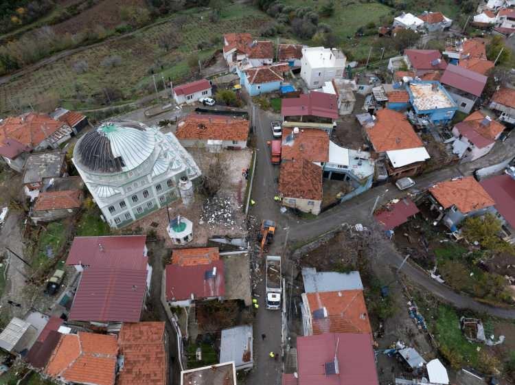 <p>Rüzgar nedeniyle bazı evlerin çatısı zarar gördü.</p>

<p>AFAD ve belediye ekipleri hasar tespit ve temizleme çalışmalarını sürdürüyor.</p>
