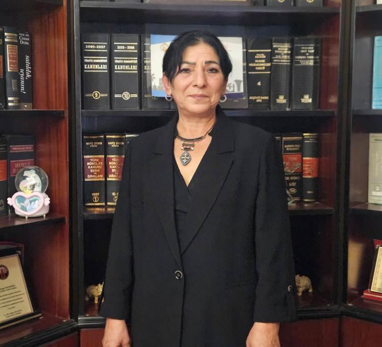 <p><span style="color:#B22222"><strong>'CİDDİ BİR PROBLEM'</strong></span></p>

<p> </p>

<p>Antalya Barosu Çocuk Hakları Merkezi Başkanı, Avukat Serap Ertuğrul, 18 yaşını doldurmamış herkesin çocuk olduğunu, çocukların da her türlü şiddet, ihmal ve istismardan korunması gerektiğini söyledi. Ertuğrul, şiddet içeren ve teşvik eden oyunların çocuklar noktasında piyasaya sürülmesinin doğru bir yaklaşım olmadığını kaydetti. Özellikle suça sürüklenen çocukların yoğun tartışıldığı bir dönem yaşandığına dikkati çeken Serap Ertuğrul, "13-14 yaş grubuna, içinde şiddet üyesi barındıran oyunların, özellikle çocuklara yönelik oyuncakların yer aldığı mağazalarda satılması tabii ki ciddi bir problem. Bununla ilgili verileri topladıktan sonra yasal işlemleri de baro olarak başlatacağız. Çocuklara yönelik yayınların mutlaka izinle olması gerekiyor. Bu oyun olarak piyasaya sürülmüşse, çocukların yaş ve gelişimleri gözetilerek gerekli süreçler yürütüldükten sonra olması gerekiyor. Nasıl çocuklar için şiddet içeren filmler zararlı diyorsak, şiddet içeren ya da şiddeti öğrenmelerini sağlayacak oyunlar da zararlı. Bu tür yayınların da mutlaka araştırılması, takip edilmesi ve önüne geçilmesi gerekir" dedi.</p>
