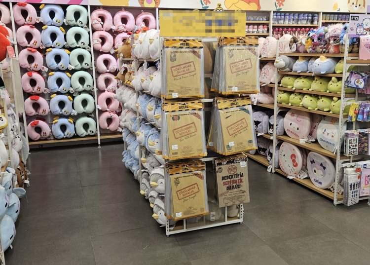 <p><span style="color:#B22222"><strong>'GERÇEK HAYATTA CİNAYET, TOPLUMSAL YARADIR'</strong></span></p>

<p> </p>

<p>Antalya Barosu Kadın Hakları Kurulu üyesi, Avukat Aylin Onursev de 'Çözülmemiş Davalar' konseptiyle tasarlanan ve cinayeti eğlence gibi gösteren bu oyunların endişe verici olduğunu belirterek, "Bu oyunun sunduğu 'Çözülmemiş Davalar' başlıklarına dikkati çekmek istiyorum. Listede, gerçekten tüyler ürpertici ve toplumsal hafızamızda derin yaralar açan olay örgülerinin, birer eğlence/oyun malzemesi haline getirildiğini görüyoruz. Gerçek hayatta cinayet, geride onarılmaz yıkımlar bırakan, travmatik bir toplumsal yaradır" diye konuştu.</p>
